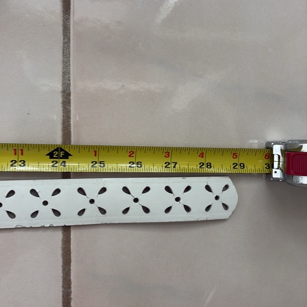 White Faux Leather Adjustable Belt. Vintage - Picture 4 of 7